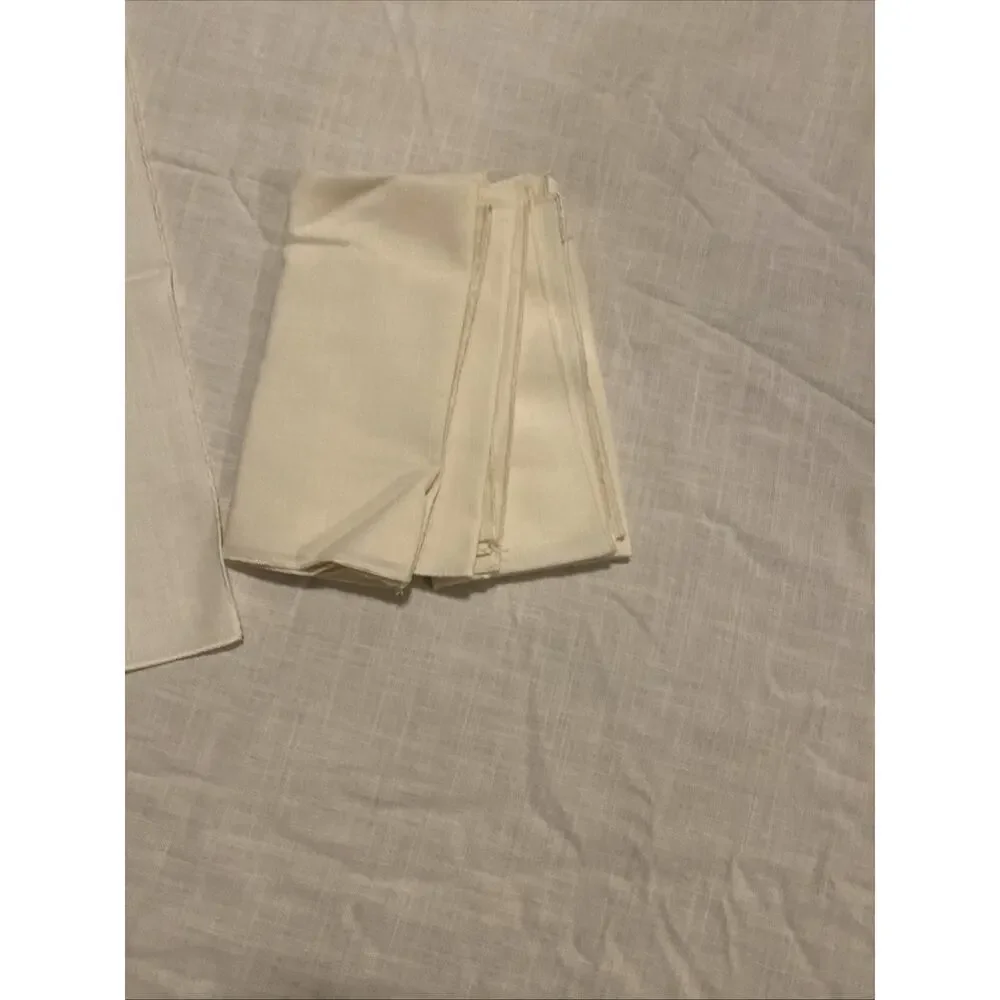 Leacock & Co. Rectangular Tablecloth 65” x 88” With 4 Napkins Scalloped Edges